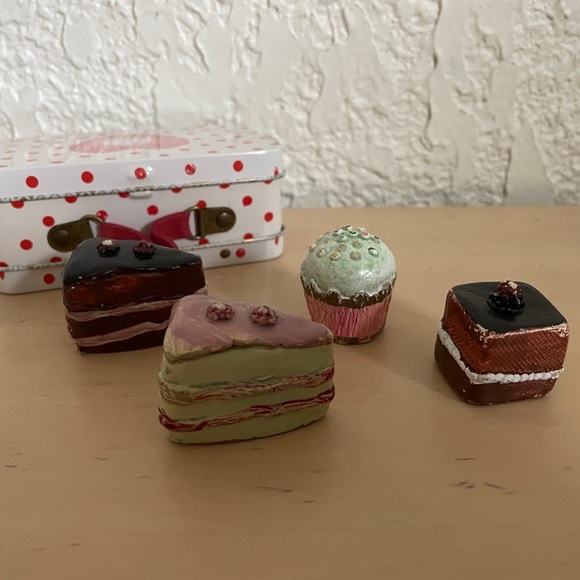 Maileg® Tasty Treat Tin - Cupcakes and Chocolate Cakes with RARE Suitcase - Picture 3 of 4